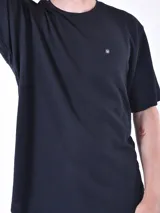 Remera negra de waffle con cuello redondo y corte oversized.