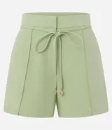 Short de vestir de tiro alto, corte recto, color verde claro, con amarre en la cintura y nervaduras frontales.