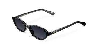 Lentes de sol con montura ovalada negra y lentes polarizadas negras. Fabricados con materiales bio-based G850 y patillas de propionato de celulosa. Protección UV 400.