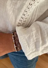 Pulsera tejida con cuentas MIYUKI en tonos dorado, bordó y champagne.