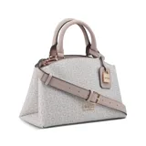 Cartera Guess modelo Easley, tamaño pequeño, color blanco con estampado del logo de la marca en gris. Tiene doble asa de mano color beige, correa de hombro ajustable y extraíble, y herrajes dorados. Incluye un dije con forma de candado con el logo de la marca.
