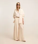 Campera oversized color beige con capucha ajustable, cierre frontal con cremallera, bolsillos cargo delanteros y puños con pliegues.