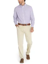 Camisa de hombre celeste a rayas verticales azules, de corte regular, con cuello abotonado, bolsillo en el pecho con logo bordado y mangas largas con puños abotonados.