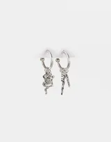 Par de aros tipo argolla bañados en plata, con cierre a presión. Uno de los aros tiene un dije de serpiente y el otro tiene dijes de llave y rosa.