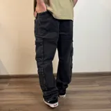 Pantalón jean celeste de corte holgado con múltiples bolsillos tipo cargo.