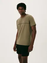 Conjunto de pijama para hombre, compuesto por una remera verde de manga corta con una línea horizontal negra en el pecho y un short negro.