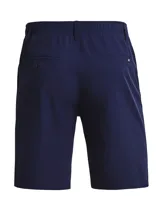 Short de golf azul marino, ligero y elástico, diseñado para atletas. Incluye cinturón negro con hebilla plateada.