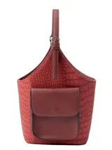 Matera con bolsillo delantero y correa ajustable, fabricada en material similar al cuero.
