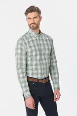 Camisa de hombre a cuadros rojos, azules y blancos, de manga larga y corte clásico.