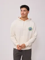 Canguro con capucha color crema, con bolsillo tipo canguro, puños y cintura acanalados. Estampado en el pecho con el logo de la marca y un diseño de sol.