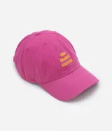 Gorra fucsia de sarga con visera curva y bordado amarillo con la frase "Uma Grande Gostosa".