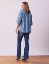 Blusa celeste de tencel, marca Marissa Olivia, con cuello a la base, escote en V con aplique de cordel y lazo de ajuste. Manga larga amplia con puño elastizado.