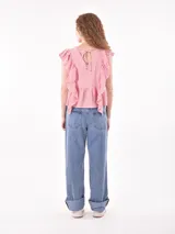 Camisa de mangas cortas con cuello en V y volados en los hombros, a rayas verticales azules y blancas.