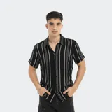 Camisa de manga corta negra con rayas verticales blancas y grises, cuello camisero y cierre frontal con botones.
