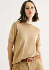 Blusa color beige de tejido de punto, con cuello redondo y mangas cortas.