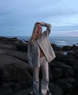 Campera de cuero marrón con cuello clásico, cierre frontal con botones y bolsillos con solapa.