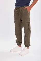 Pantalón cargo jogger verde militar con bolsillos laterales y tobillos ajustados.