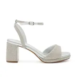 Sandalias plateadas con brillos, taco cuadrado y pulsera al tobillo con hebilla.