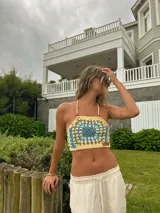 Top de crochet hecho a mano con un diseño bohemio, presenta un tejido intrincado y es ajustable.