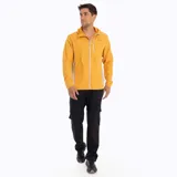Cortaviento gris con detalles en naranja, ultra liviano, de secado rápido, con capucha y bolsillos internos.