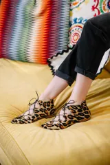 Blucher semibotín con estampado animal print y cordones en la parte central. Interior 100% piel y suela de cuero.