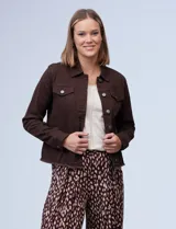 Campera de algodón negra de la marca Baccini, con cuello solapa y apertura central con botones metálicos, terminación desflecada.
