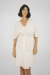 Bata corta color gris melange, con mangas cortas amplias y lazo para ajustar en la cintura.