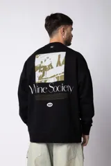 Buzo color beige de frisa con cuello redondo, mangas largas y logo bordado en el pecho.