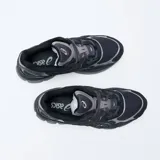 Championes Asics Gel-NYC color negro con detalles en gris plata.