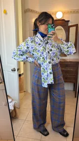 Pantalón de vestir a cuadros, corte recto y tiro alto.