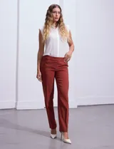 Pantalón de vestir color ladrillo, marca Zac & Rachel, confeccionado en gabardina elastizada. Diseño liso con bolsillos delanteros y traseros.