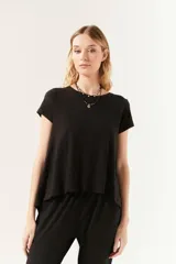 Remera negra de algodón, de corte holgado y mangas cortas.