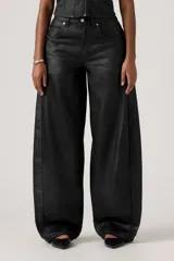Pantalón de jean negro de tiro alto, corte súper ancho tipo barrel y efecto brillante.