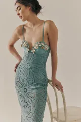 Vestido midi de encaje crochet color celeste, con corpiño estructurado con apliques de pedrería y flores bordadas.