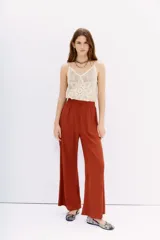 Pantalón palazzo color ladrillo, de tiro alto con cintura elastizada y bolsillos diagonales.