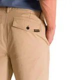 Pantalón de hombre color azul marino, de corte chino, tapered y straight.