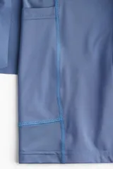 Short deportivo azul con calza biker interna, confeccionado en tejido funcional DryMove™ que ayuda a absorber el sudor. Cuenta con cintura elástica con cordón de ajuste, bolsillos laterales con cierre, abertura lateral en el bajo y logo estampado en la pierna.