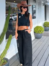 Pantalón palazo de lino negro, suelto y liviano, con cintura elástica y cordón ajustable.