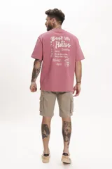 Remera color celeste con cuello redondo y estampado pequeño en el frente.