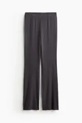 Pantalón largo gris oscuro de punto acanalado, con cintura elástica y corte ajustado hasta la rodilla, con terminación acampanada.