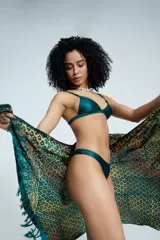 Bombacha less color verde esmeralda metalizado, corte en forma de V y cintura baja.