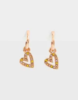 Aros tipo argolla bañados en oro rosa, con dije de corazón con incrustaciones de strass de colores.