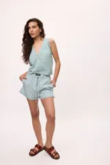 Short a rayas verticales color verde agua y blanco, con cintura elastizada y cordón ajustable.