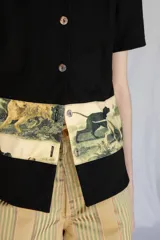 Camisa verde militar de manga corta con botones nacarados y corte estampado en el delantero con diseño de aves.