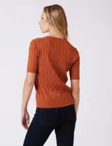 Buzo de punto marca Tahari con diseño de ochos verticales, cuello a la base y manga corta en color marrón.