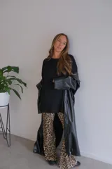 Buzo negro de viscosa, de corte amplio y mangas largas.