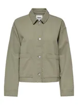 Chaqueta corta color verde oliva, con cuello clásico, bolsillos frontales y cierre con botones. Marca Only.