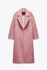 Abrigo amplio color rosa, confeccionado en hilatura con lana y alpaca. Tiene cuello solapa, manga larga, forro interior y cierre frontal con gancho metálico.