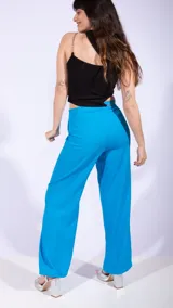 Pantalón sastrero negro de corte palazzo con pinzas en la cintura y bolsillos laterales.