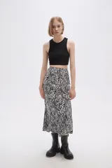 Falda midi evasé con estampado animal print de cebra en blanco y negro.